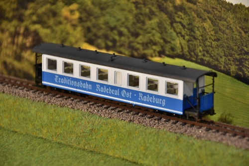 970-459, 7-fenstriger Einheitswagen, blau-wei als Clubwagen der Traditionsbahn Radebeul-Ost mit Inneinrichtung, H0e